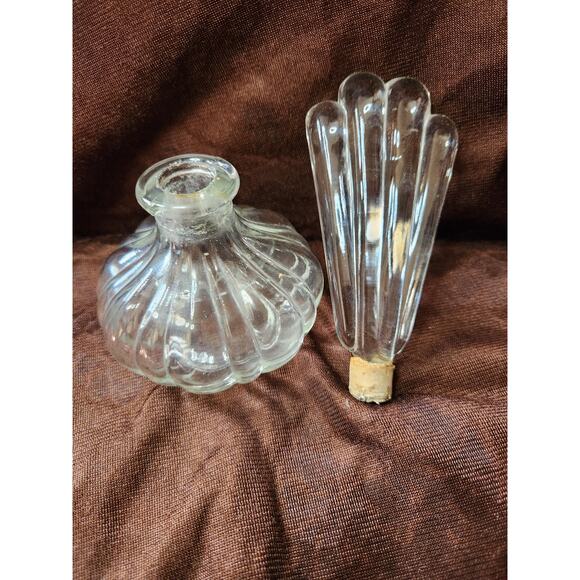 Perfume Bottle Squat Melon shaped with tall ribbed glass stopper - Picture 4 of 5